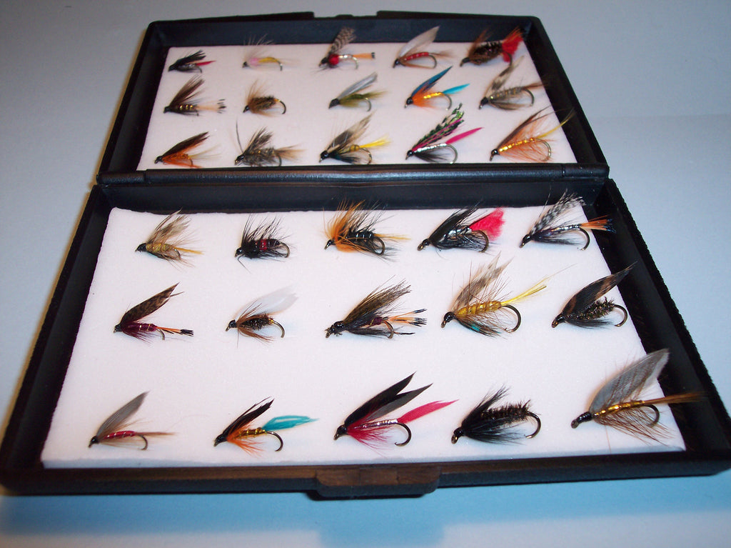 30 Wet SingleTROUT FLIES in a Free Plastc fly box Would make a ideal XMAS GIFT